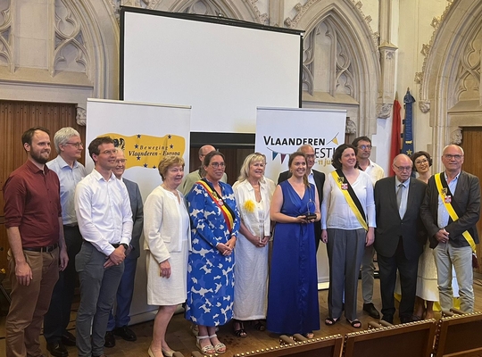 Sofie Claerhout ontvangt het Gulden Spoor tijdens het feest van de Vlaamse Gemeenschap