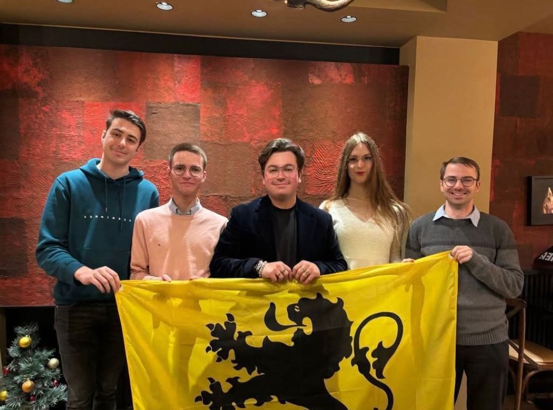 Het nieuw jong n-va Ieper bestuur vlnr Michiel Ooghe (secretaris), Kelmin Deprince (penning), Gianni