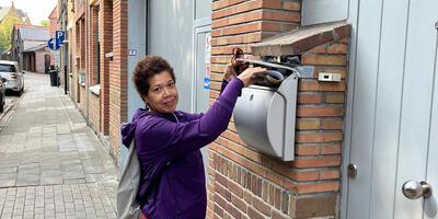 Karlijne Dominique in een Ieperse wijk